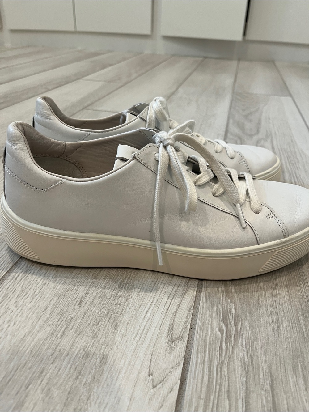Ecco Women's Bone White Leather Low-Top Sneakers - Picture 2 of 8